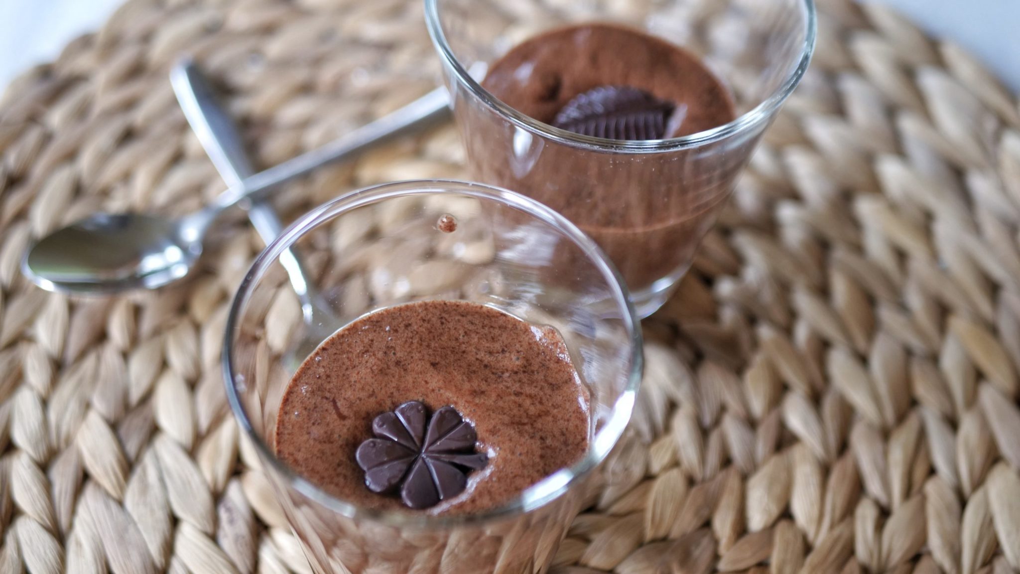 Vegan chocolate mousse - placesoflinda.com