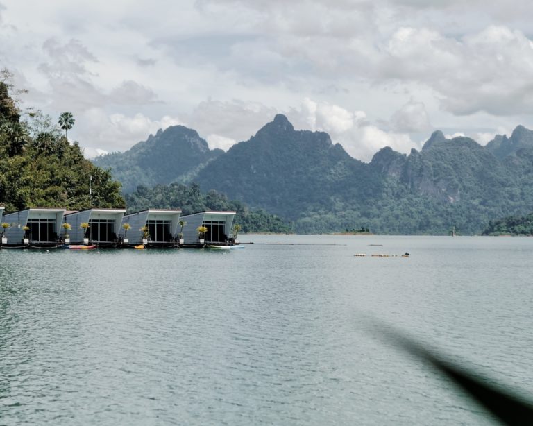 raft houses khao sok nationalpark